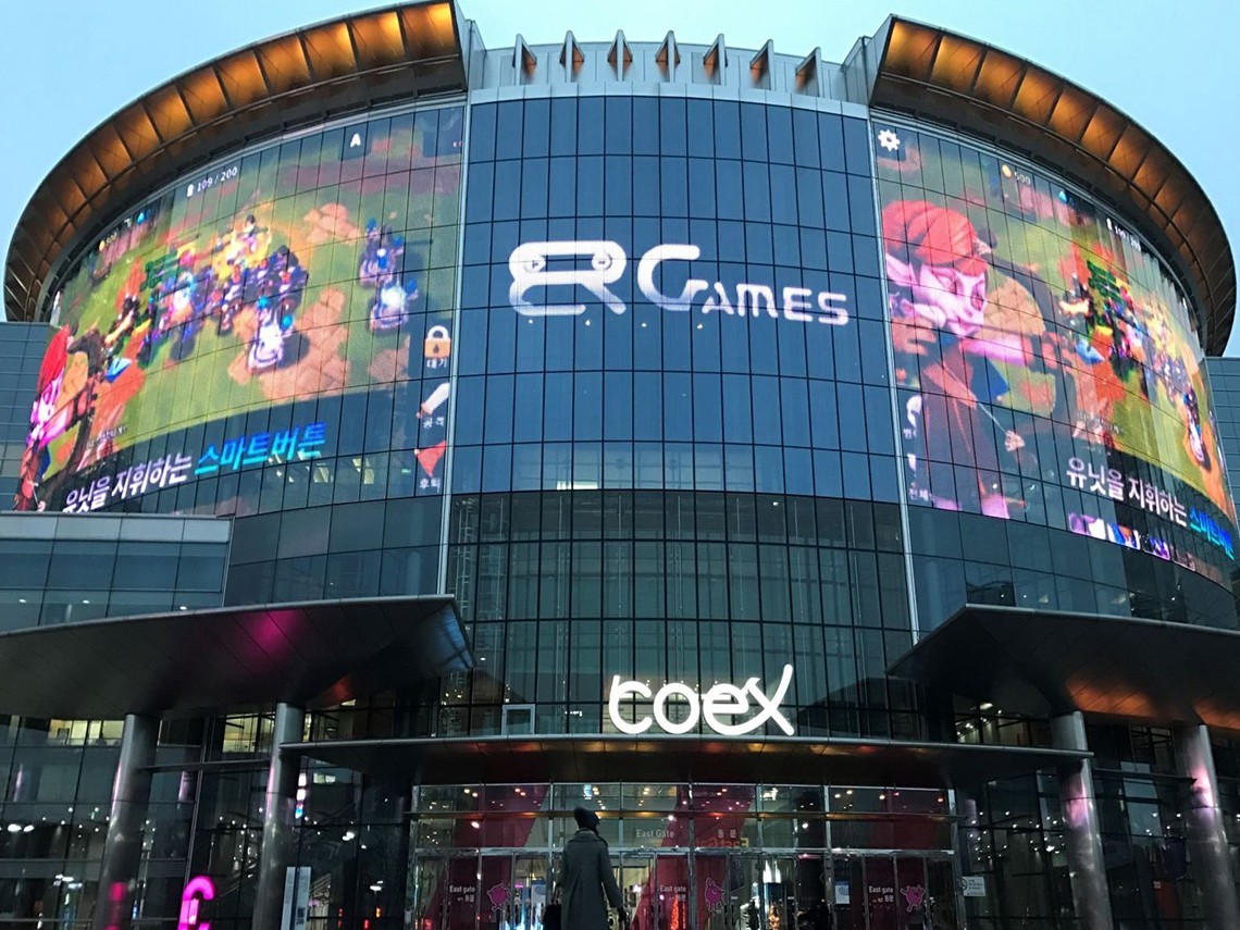 首尔现代百货透明LED显示屏